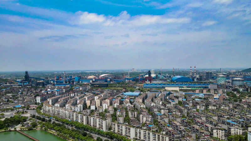 工业生产工厂烟囱炊烟航拍摄影图 