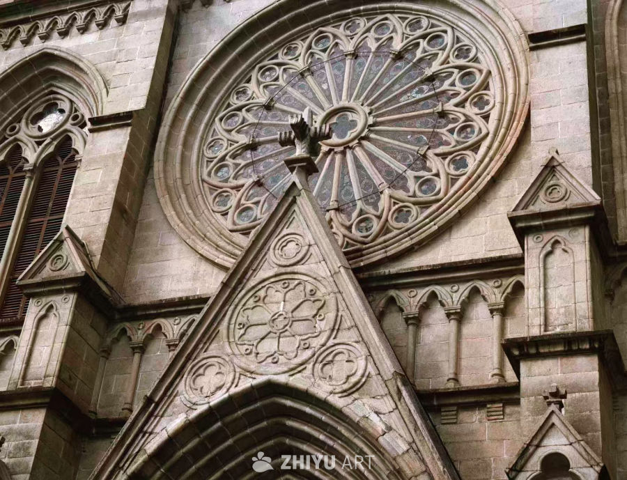 哥特式教堂的玫瑰窗