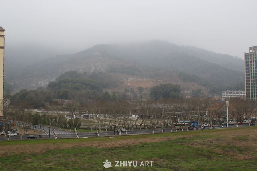 雾中城市与山景