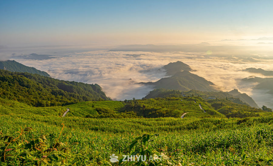 云海山峦晨曦图