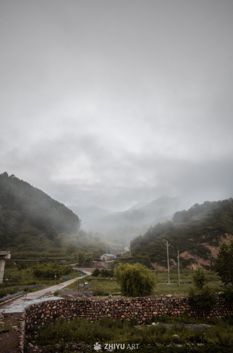 山中晨雾