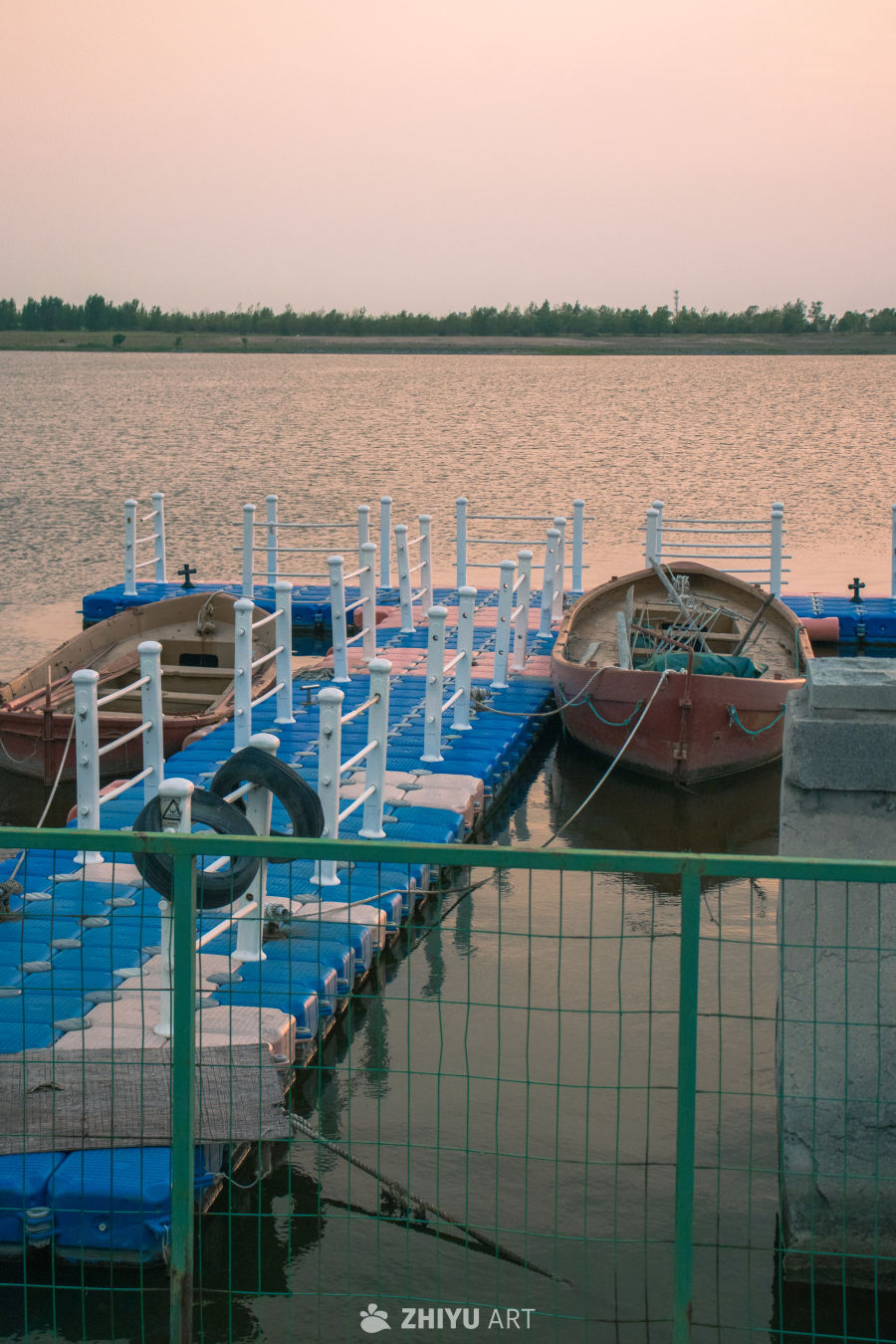 湖畔码头的宁静黄昏