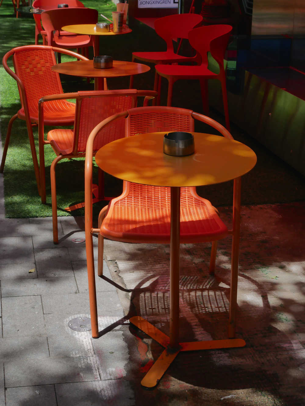 奶茶店外的橙色桌椅
