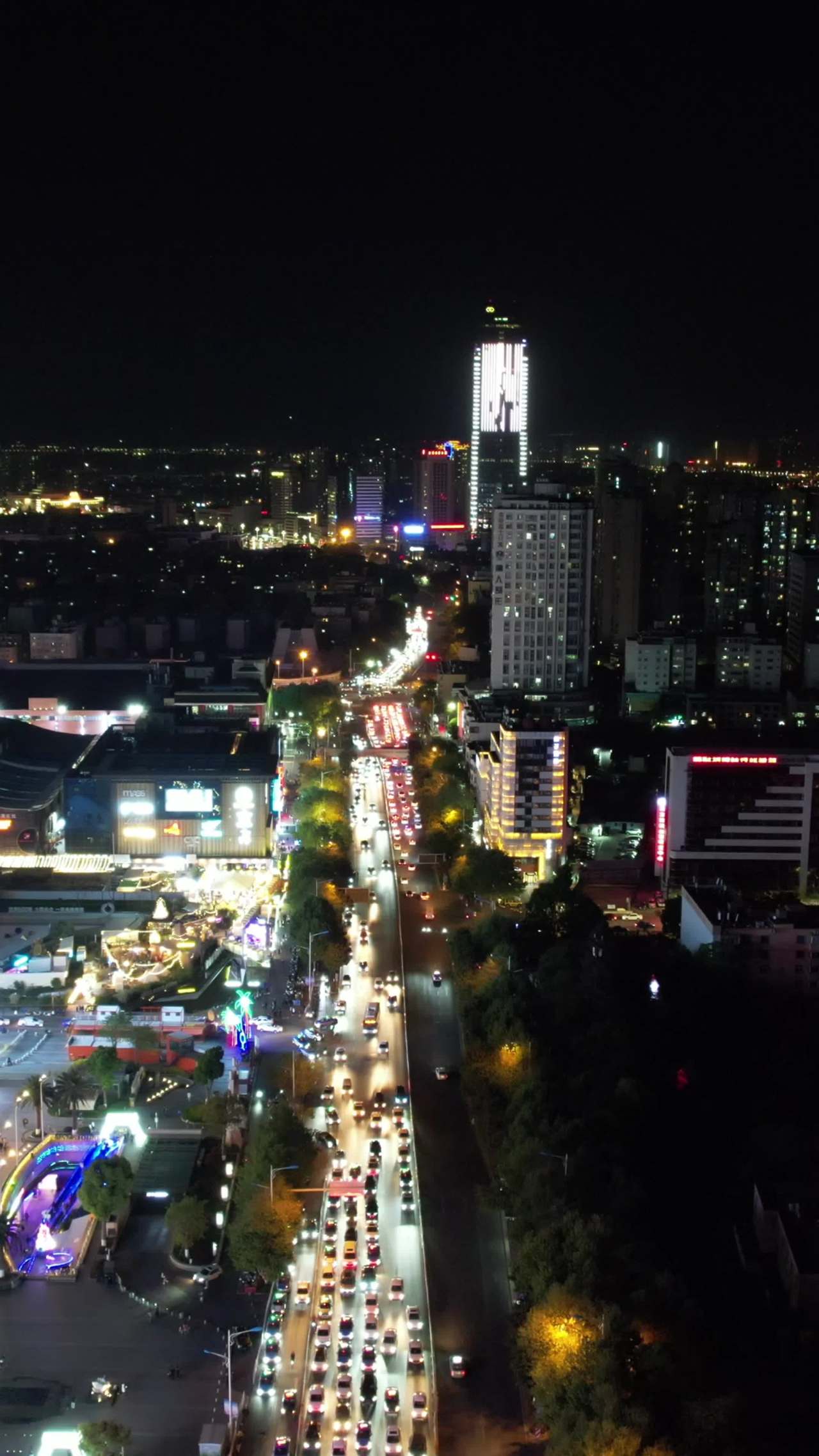 夜幕下的都市繁华