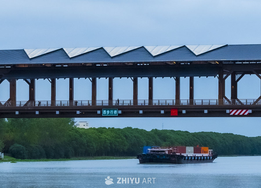 太阳能桥下的货运河景