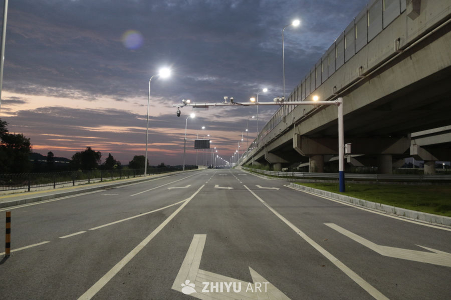 黄昏下的高速公路