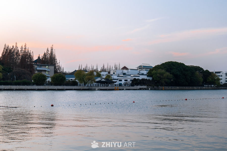 黄昏湖畔的宁静时光