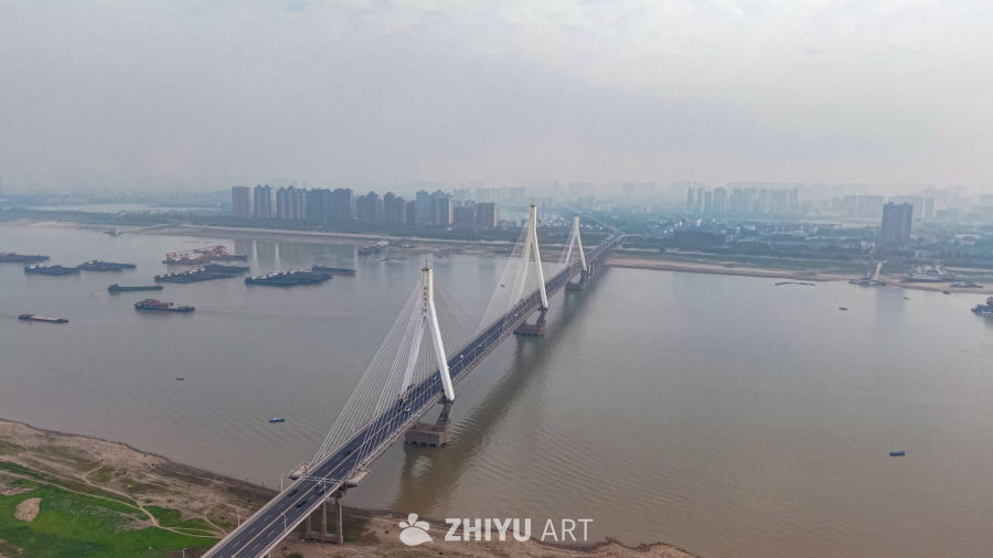 江上大桥与城市风光