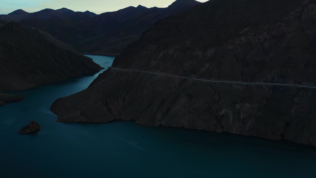 航拍傍晚的西藏满拉水库风光