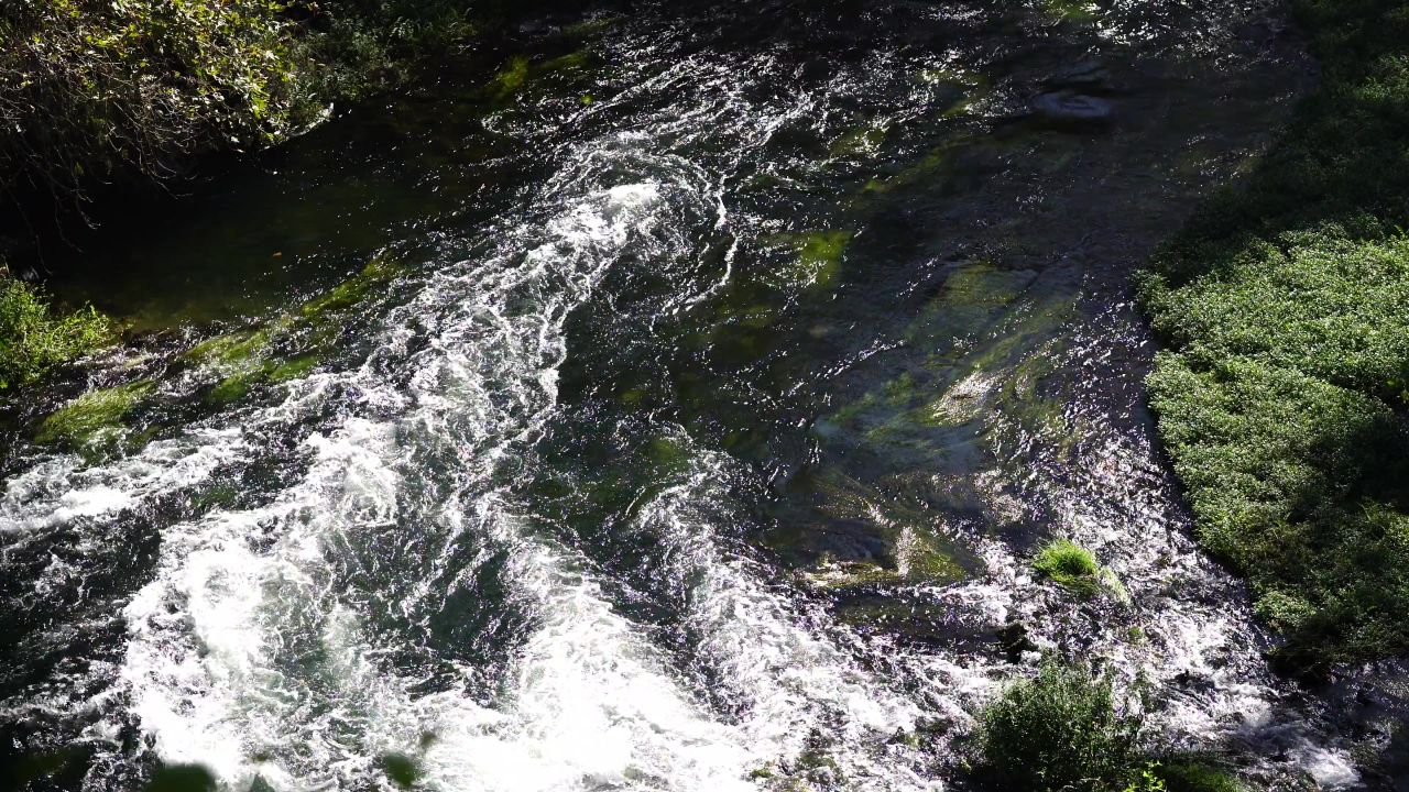 瀑布河水排放流
