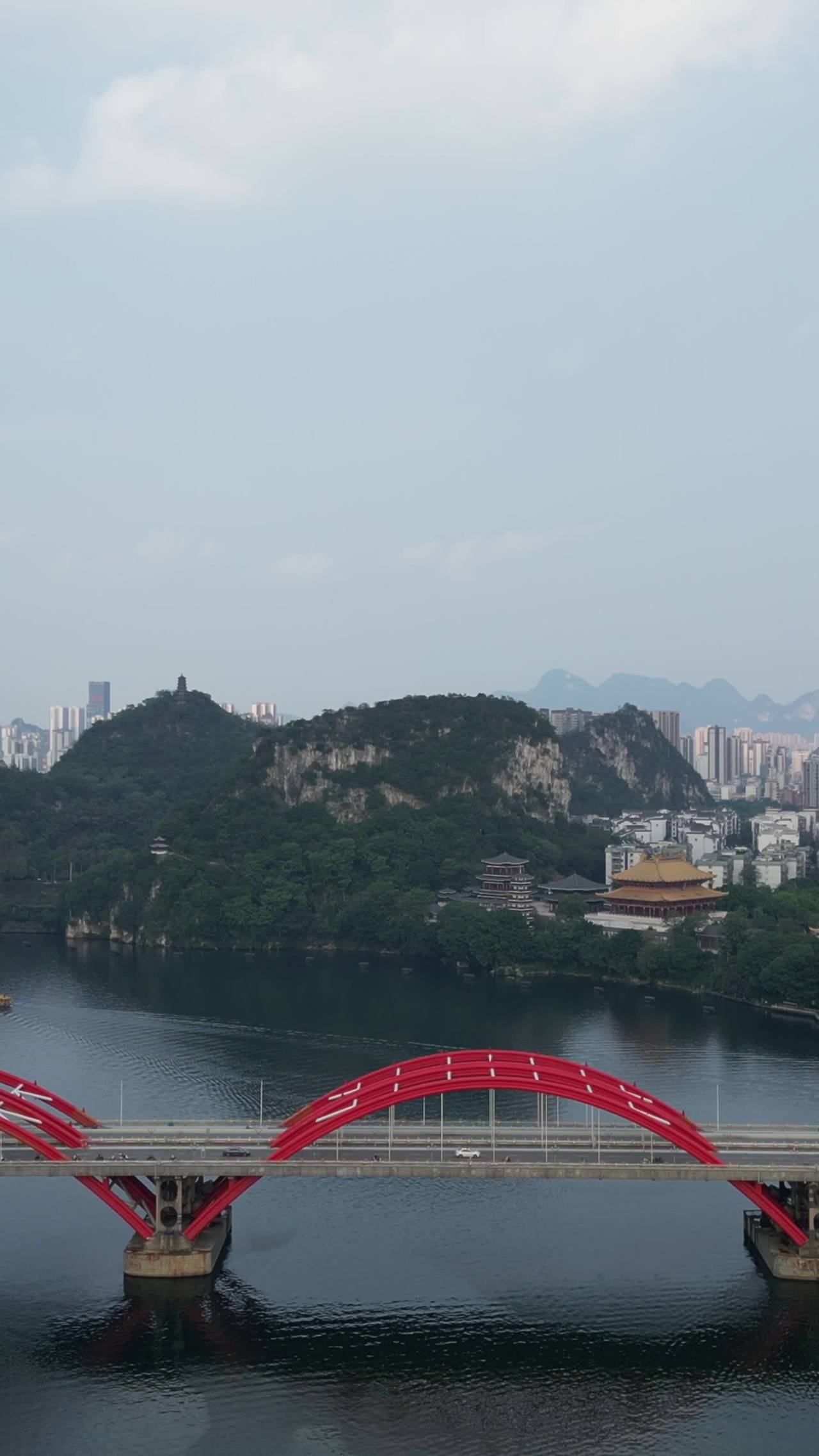 红桥映山河