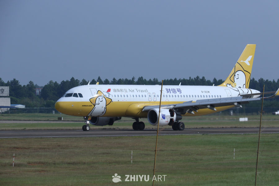 湖南航空A320客机在机场跑道待命
