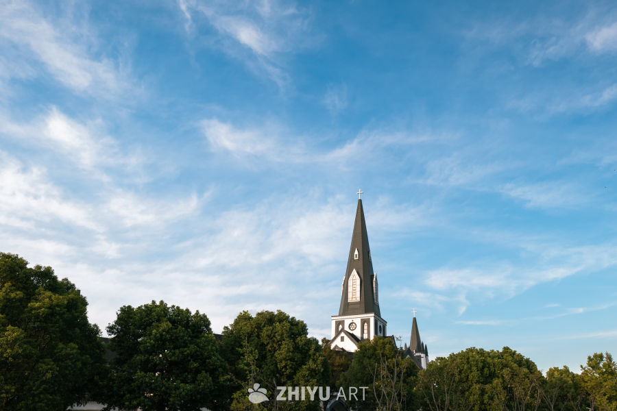 蓝天下的教堂尖塔