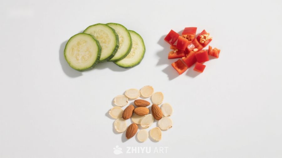 切片黄瓜红椒与杏仁