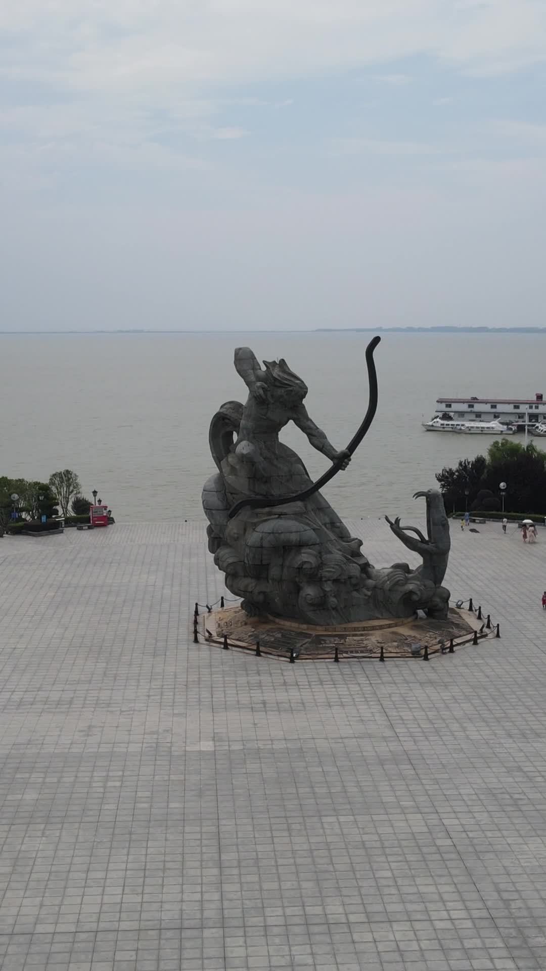 湖畔雕像与宁静时光