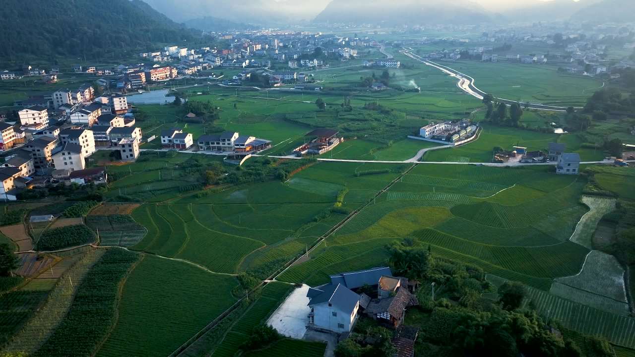 朝阳下美丽乡村航拍