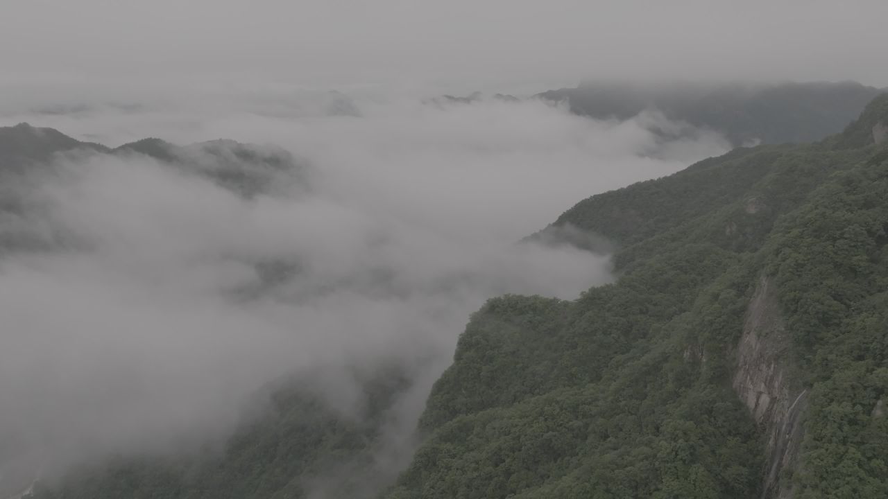 云海山间瀑布