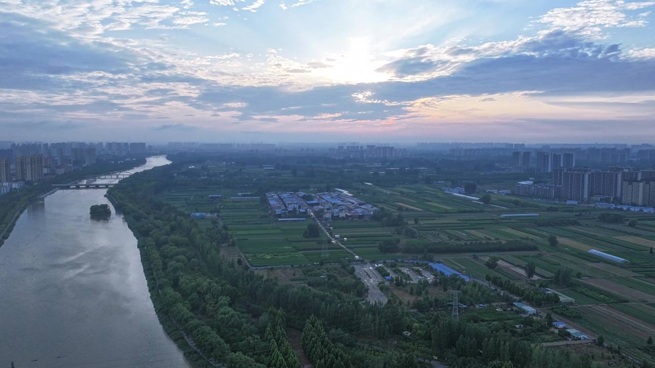 晨曦下的城市与田园
