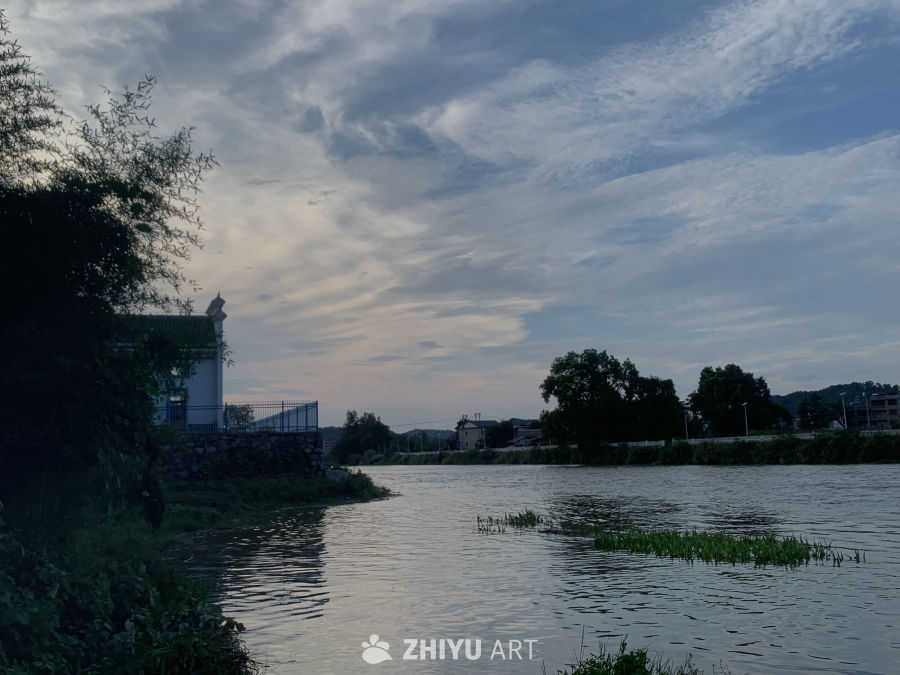 河畔黄昏静谧景