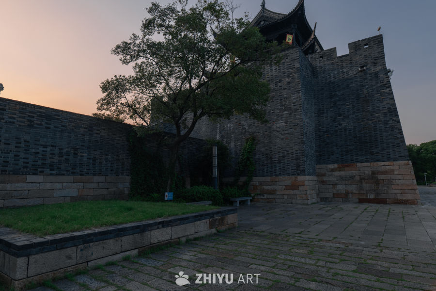 古墙塔楼黄昏景