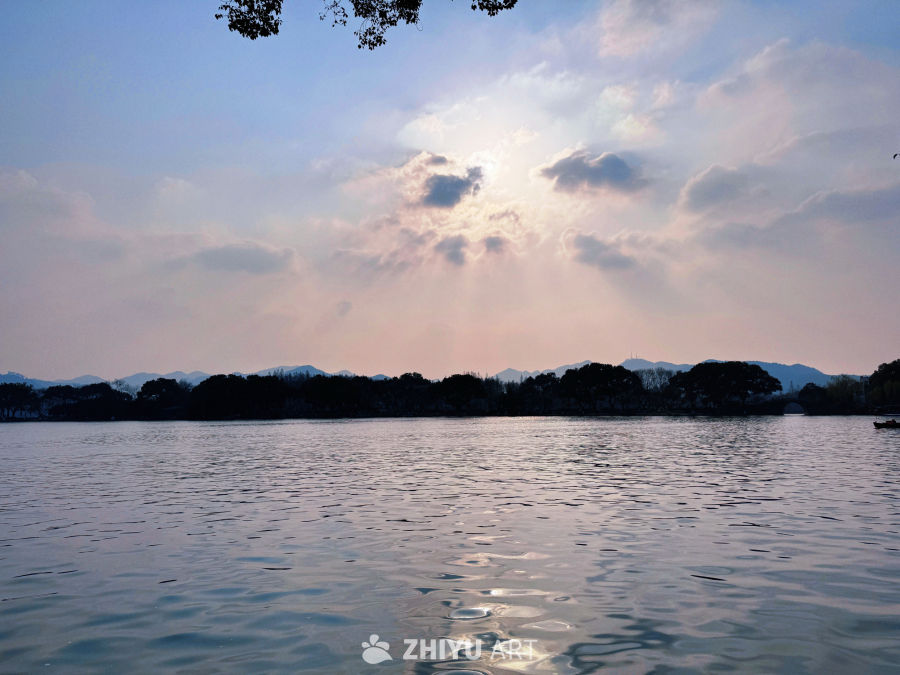 云隙筛金 镜湖凝韵