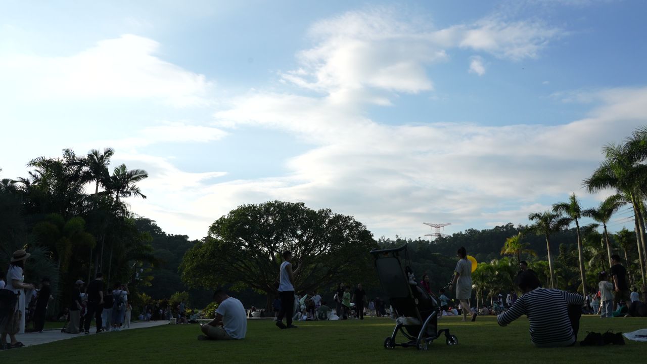 蓝天白云下草坪上野餐玩耍