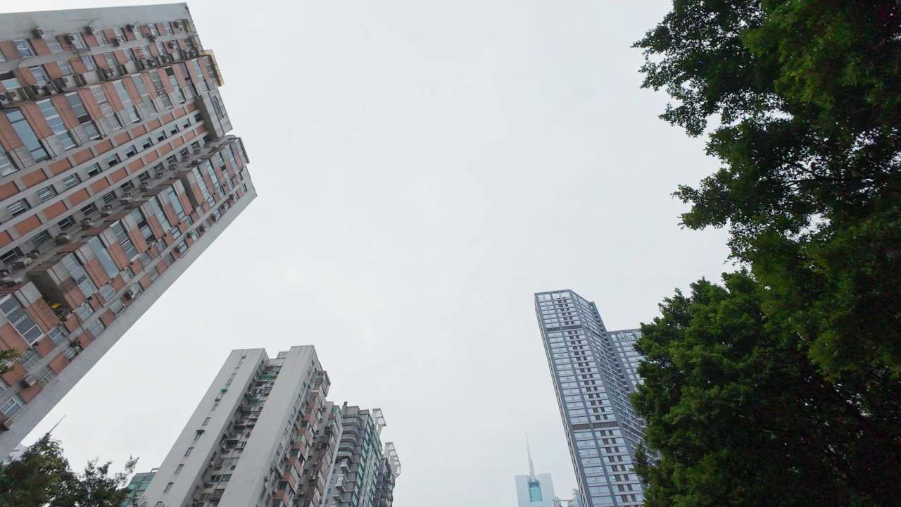 4K城市建筑行车仰拍阴天4