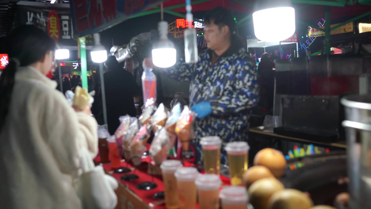 夜市小吃摊的繁忙时光