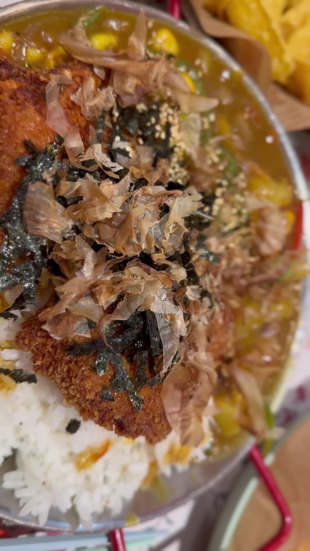 饭上的木鱼花在高温下舞蹈