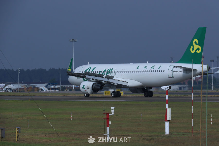 绿航A320在机场跑道上