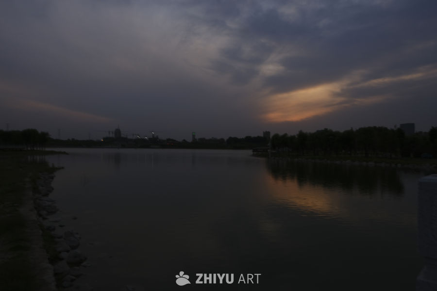 黄昏湖畔的宁静时光