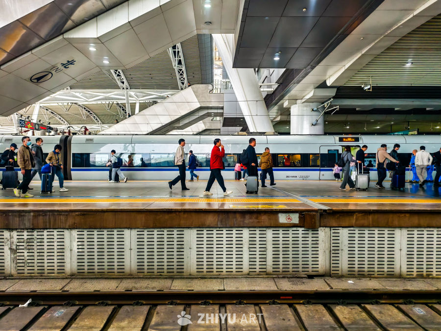 高铁站台旅客出行