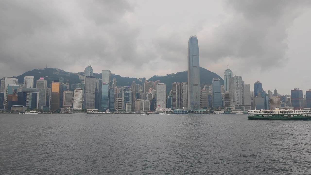 阴天香港码头 船