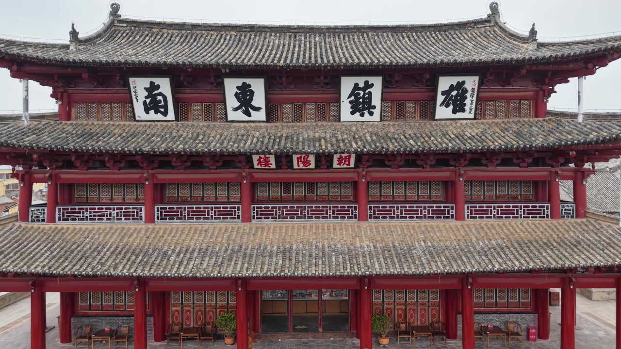 古城红墙与喧嚣