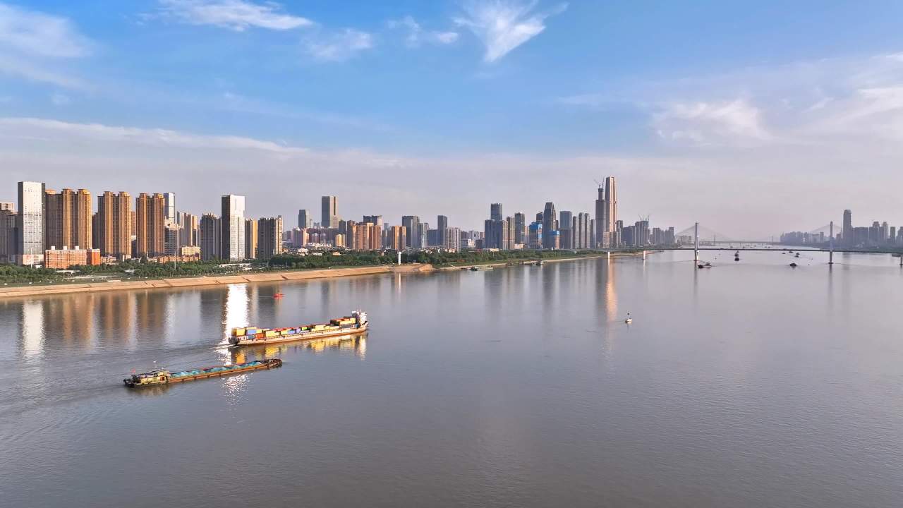 城市河畔的繁忙景象
