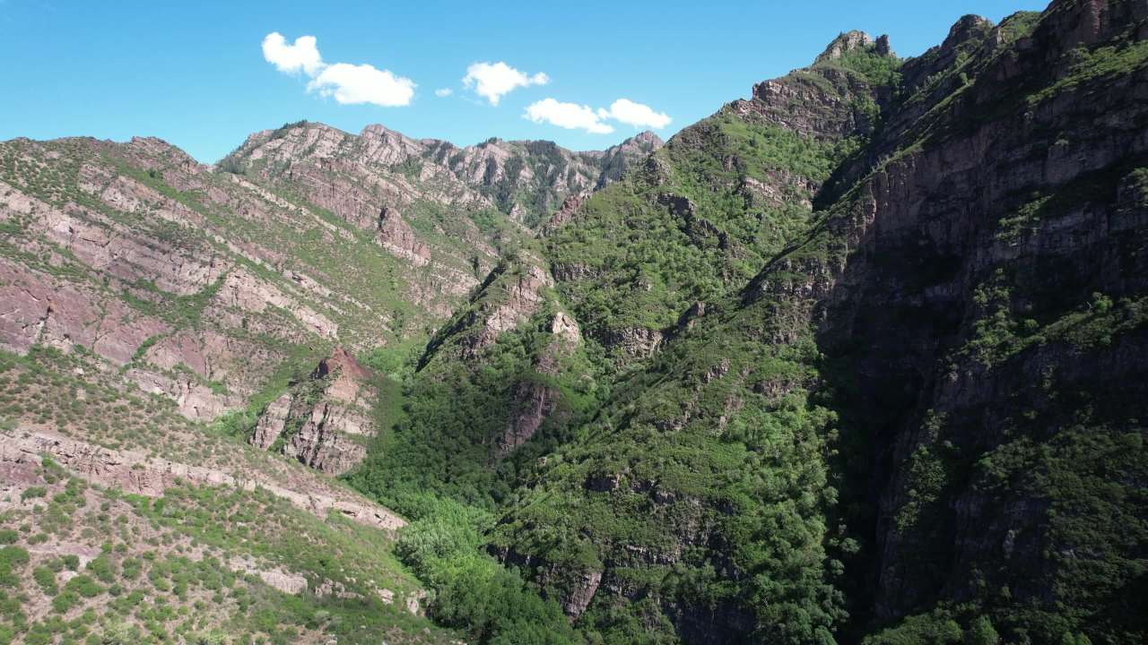 航拍绿色山川自然景观