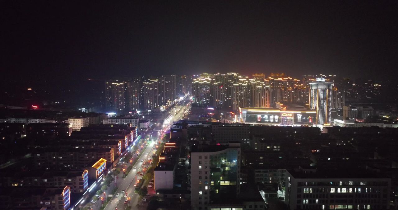 夜间春节返乡返工城市道路车流加速