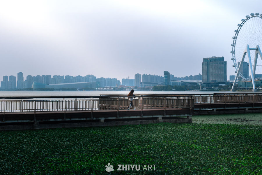 湖畔黄昏，摩天轮下的宁静时光