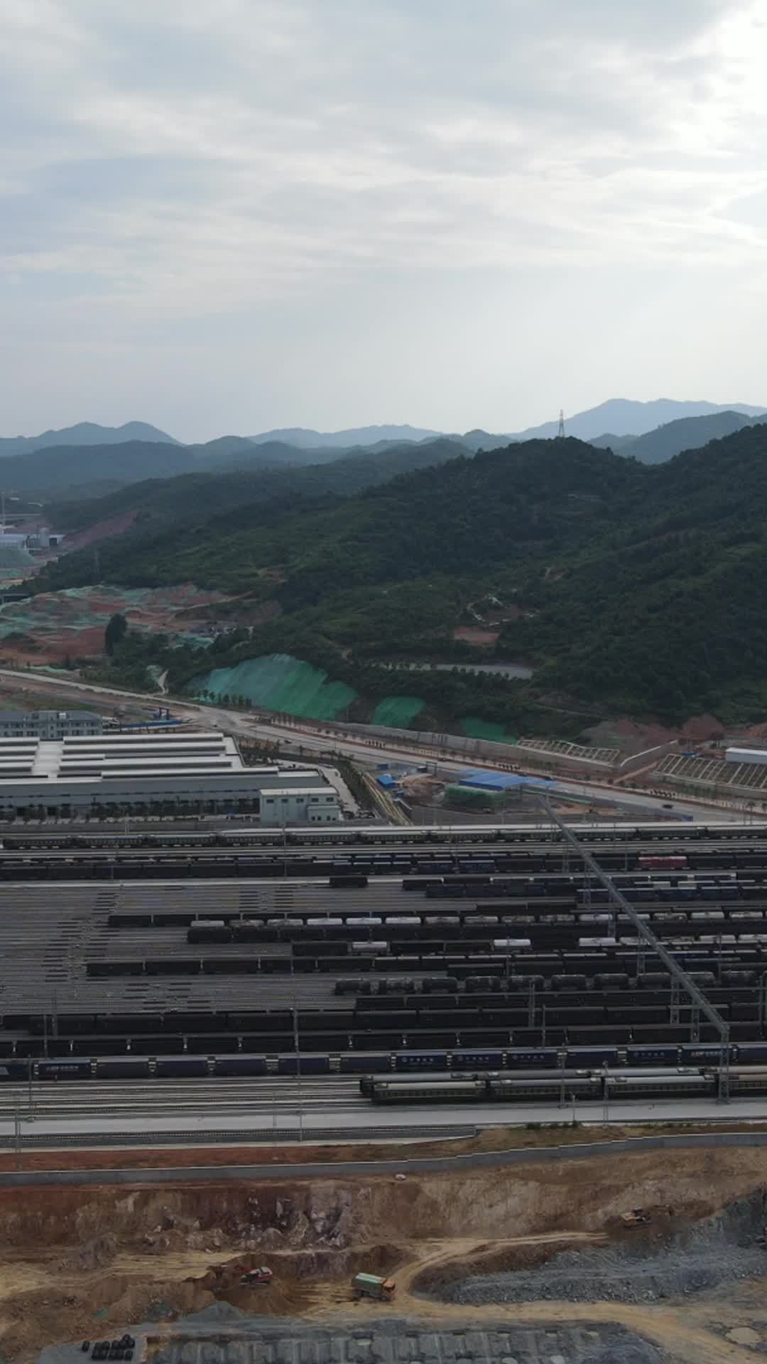 山间铁路与工业区