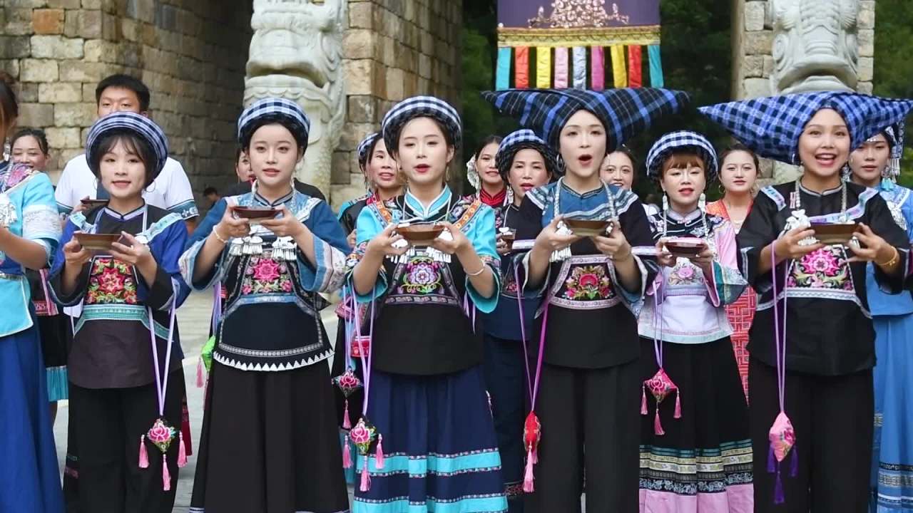 少数民族载歌载舞