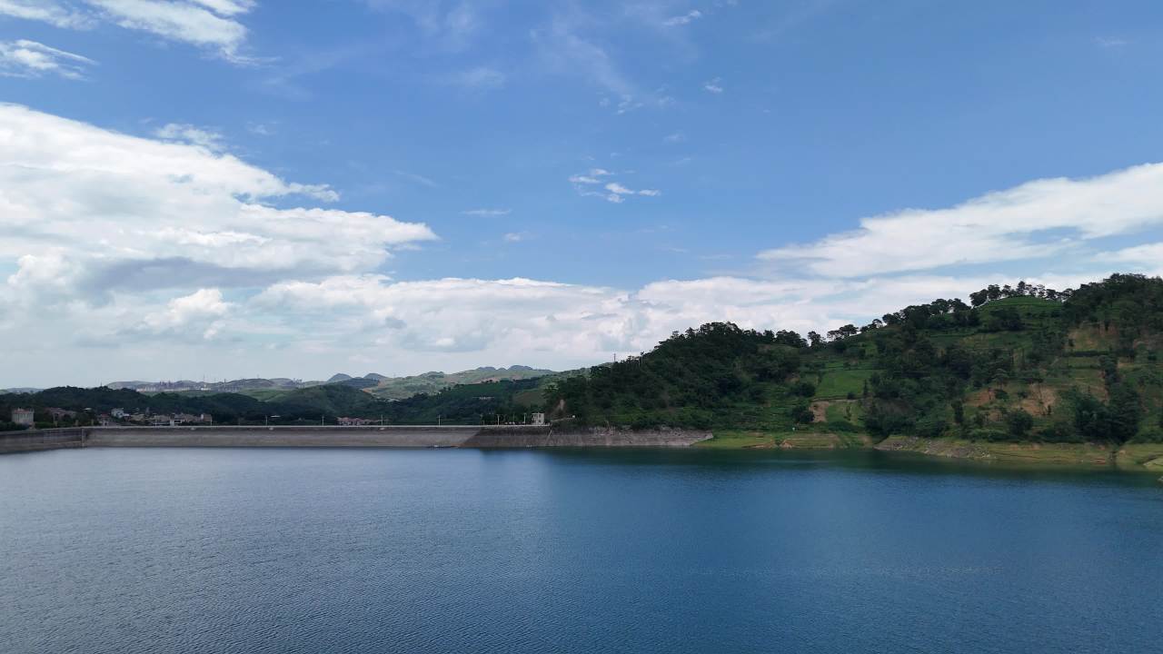 湖畔静谧时光