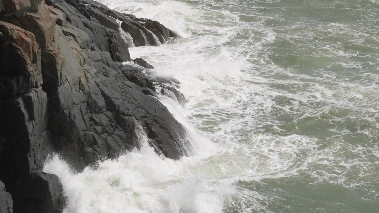 浪打礁石