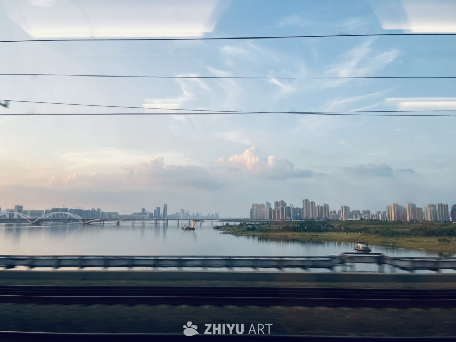 城市河畔的列车视角