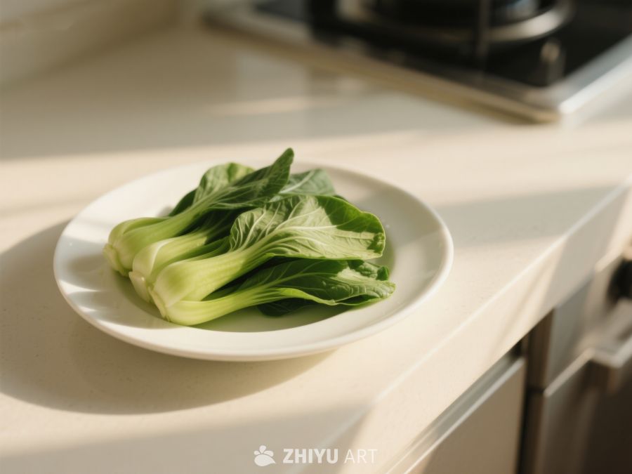 盘中新鲜青菜置于厨房台面 227