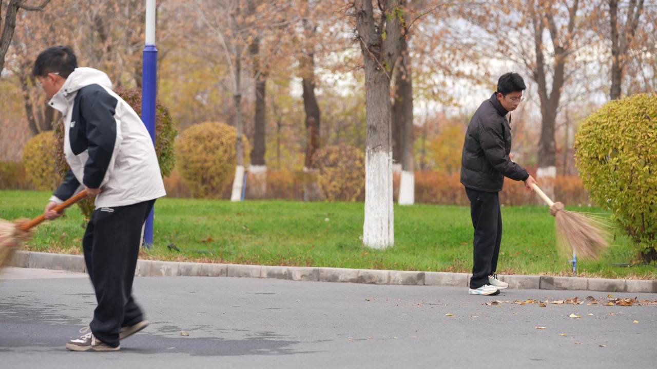 大学志愿者扫地