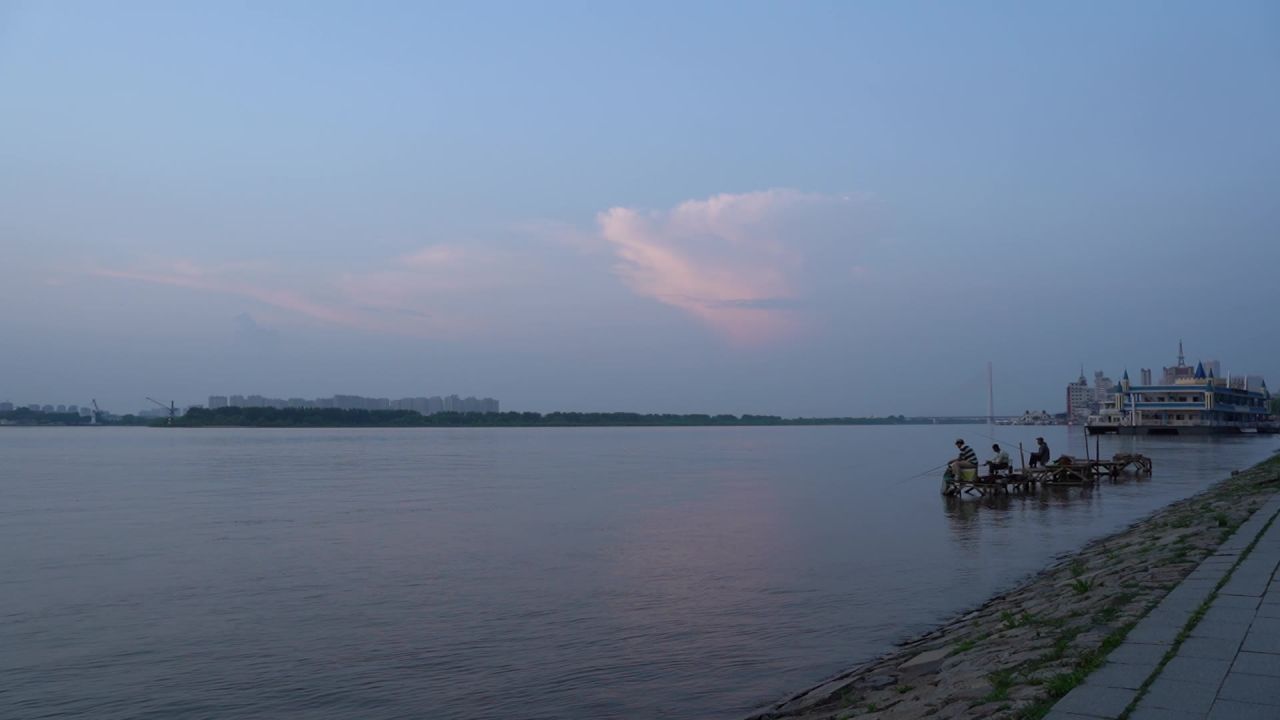 夕阳下的松花江