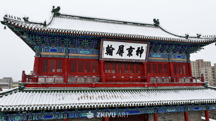 雪中红墙古建筑