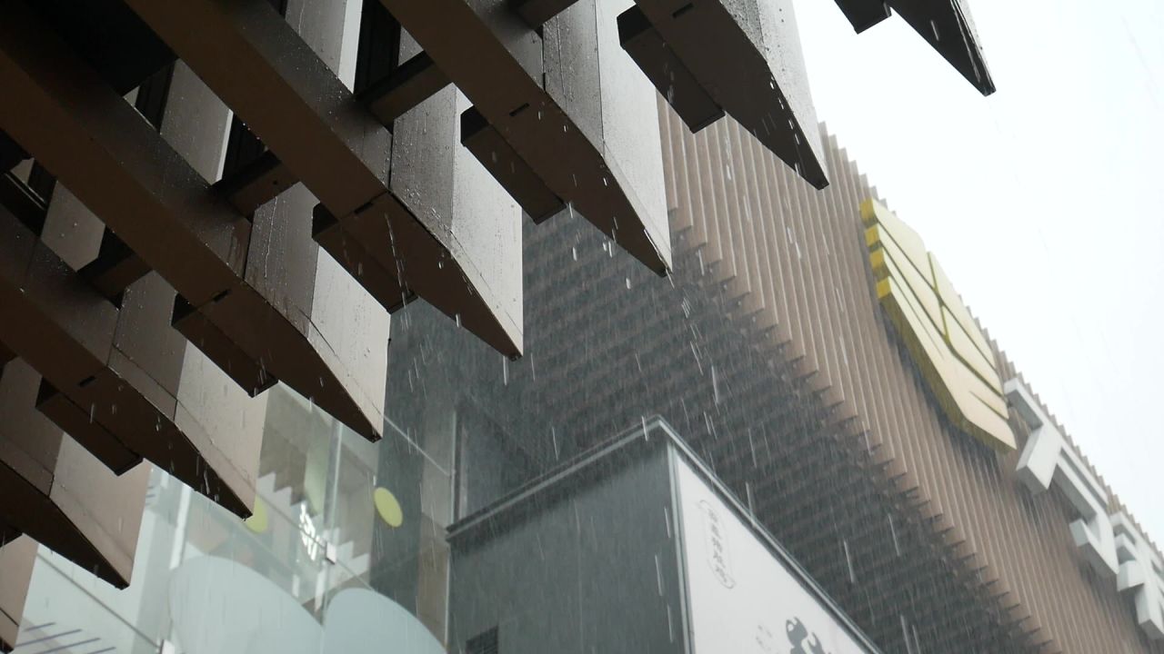 大雨中的商场屋檐