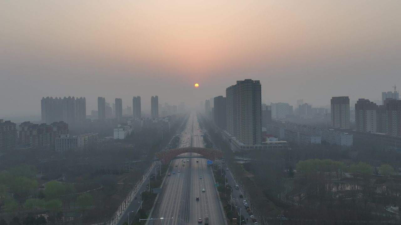 晨曦中的城市繁忙