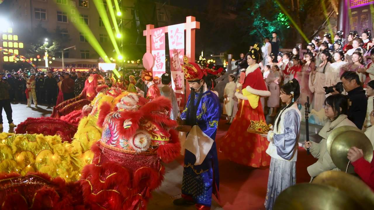 4k城市夜晚老街 舞龙舞狮巡游闹新春